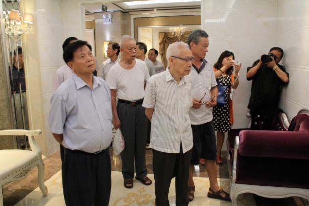 图7、简雅的釉面砖休闲空间.jpg