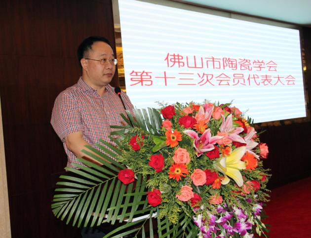 图3、佛山市陶瓷学会新一届理事会理事长冯斌作工作规划报告.jpg