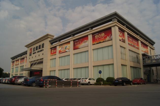 图1、庄重气派的营销中心展馆外观