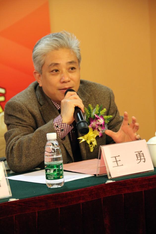 图6、企业市场总监王勇主持会议