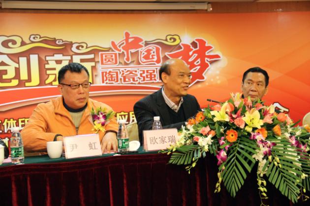 图3、企业副总欧家瑞（左二）在新闻发布会上精彩讲话，赢得满堂喝彩