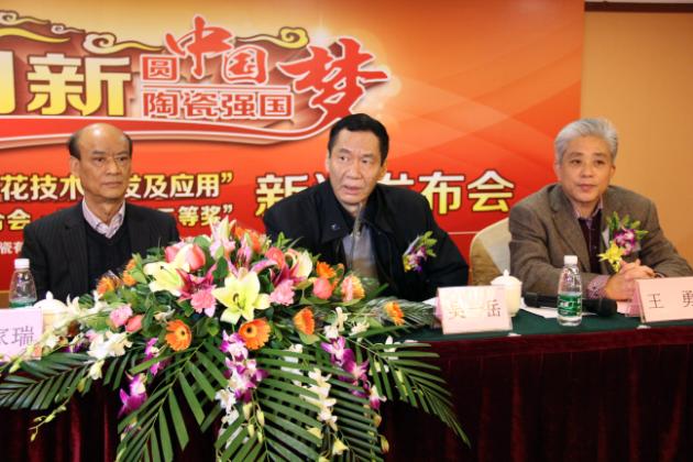 图4、中国建材联合会副会长、广东建材协会会长吴一岳（左二）盛赞91免费版视频公司历史以来的技术研发与创新
