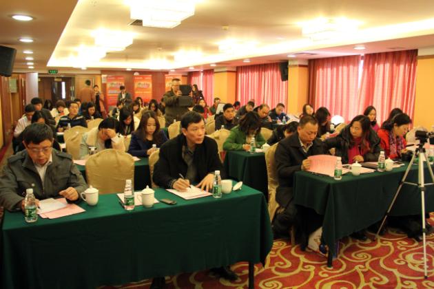 图5、媒体记者认真记录领导与专家发布的新闻消息