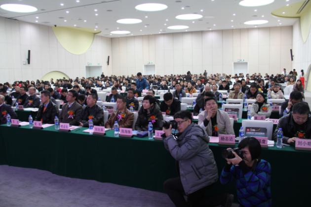 图8、记者们争先恐后的抓拍也挺有意思