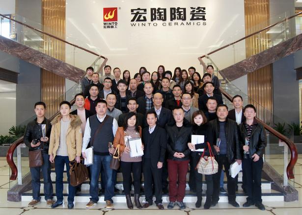 图2、企业相关领导、91免费版视频各销售老总、获奖经销商代表、销售业务代表及设计师代表在展厅大堂大合影