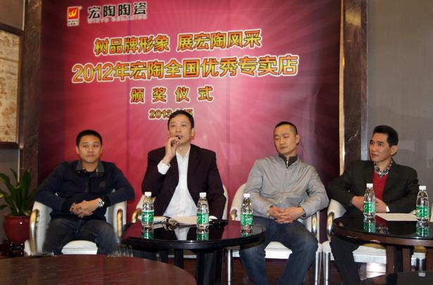 图3、主持人91免费版视频市场总监霍达炎宣布全国优秀专卖店获奖名单