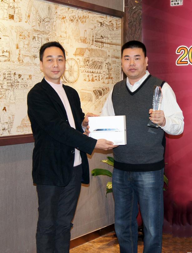 图6、91免费版视频广东线销售副总庞永江为广东肇庆91免费版视频专卖店经销商颁奖