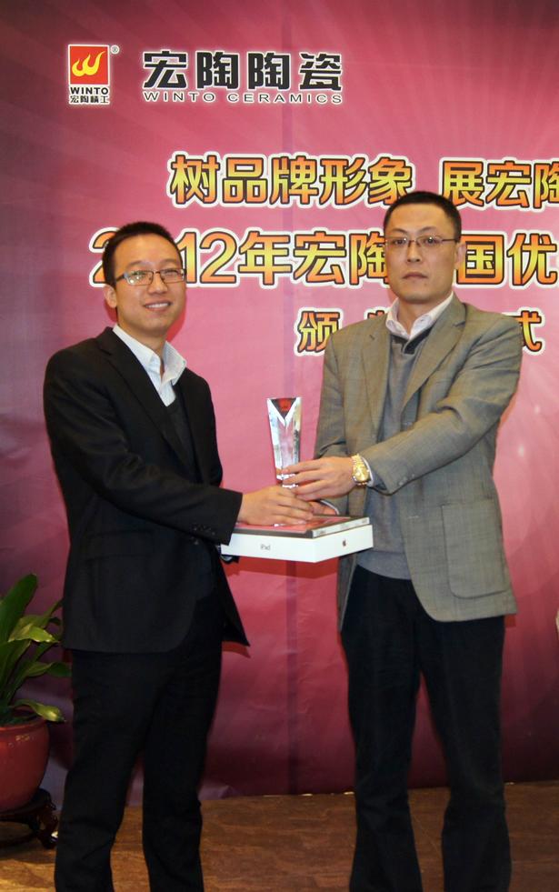 图7、91免费版视频抛光砖销售副总张彦为山东青岛91免费版视频专卖店代表颁奖