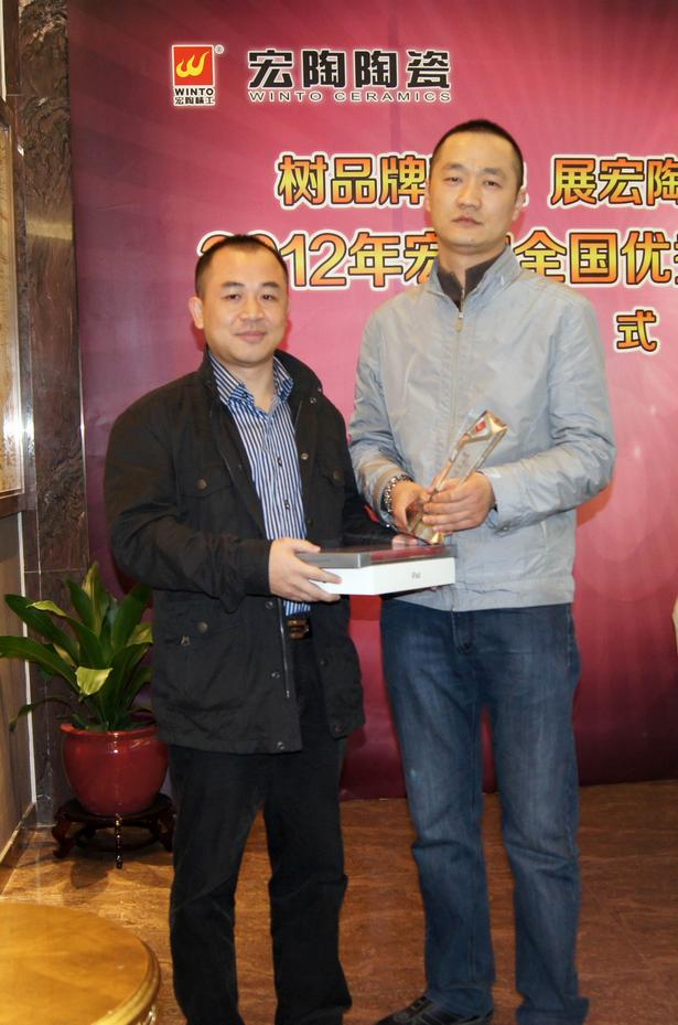 图19、91免费版视频釉面砖销售副总王虎明为四川泸州91免费版视频专卖店代表颁奖