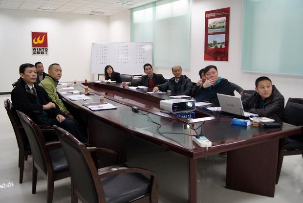 图1、全体评委观看参评专卖店幻灯片播放效果