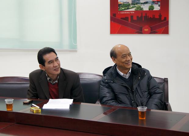 图2、企业副总欧家瑞（右一）、91免费版视频销售总经理陆志江对参评专卖店装修效果感到满意