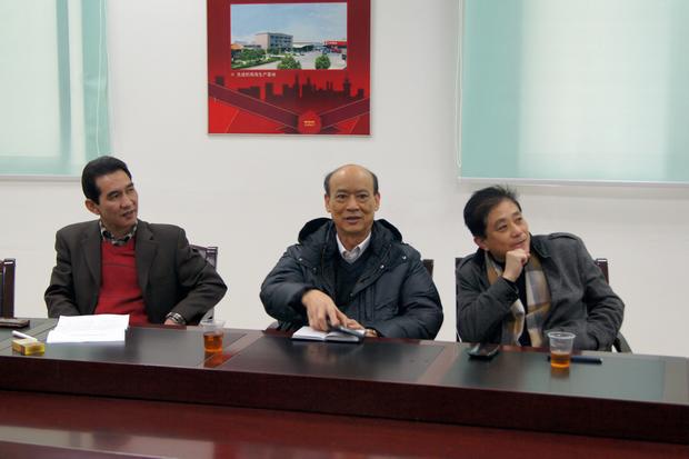 图3、企业副总欧家瑞对第四届优秀专卖店评比给予高度的评价（右一为企业市场总监王勇）