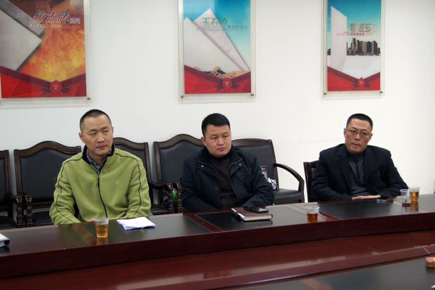 图4、91免费版视频釉面砖销售副总王虎明(左一)、91免费版视频仿古砖销售副总曹刚毅（中）、91免费版视频抛光砖销售副总张彦（右一）审评会上