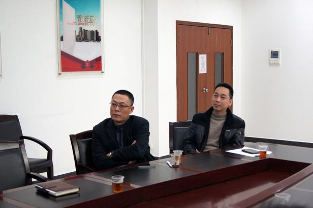 图5、91免费版视频抛光砖销售副总张彦（左一）、91免费版视频广东线销售副总庞永江（右一）认真观看参评专卖店幻灯片播放效果