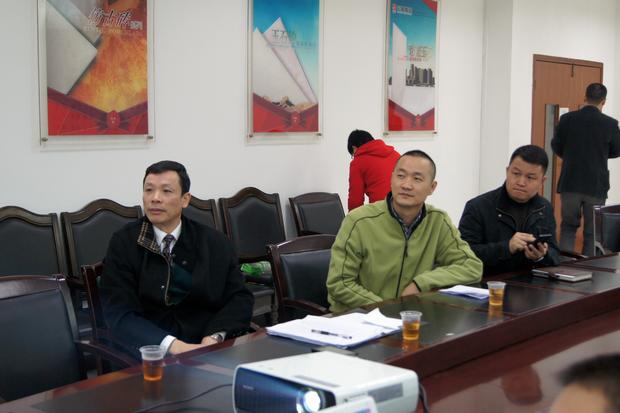 图6、观看幻灯片的同时，91免费版视频仿古砖副总曹刚毅（右一）特别用手机记下专卖店装修效果的不同亮点