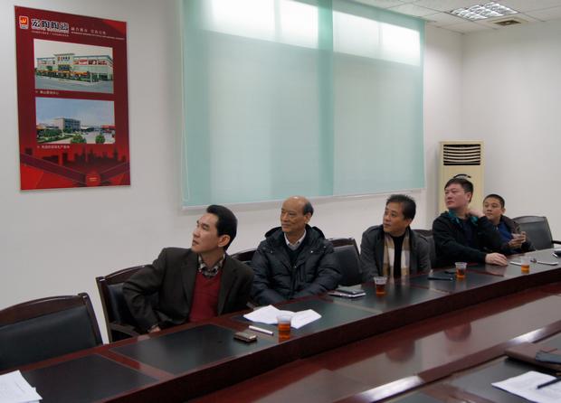 图8、点票、记票、公布结果，评委们都在紧张注视着优秀专卖店名单的出炉