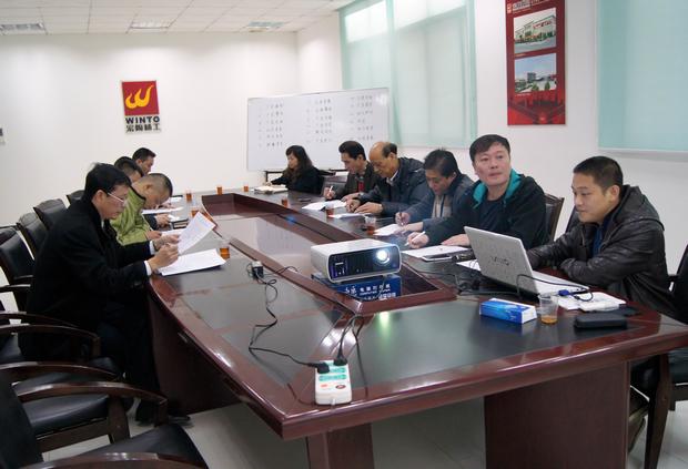 图9、评比现场，图为评委在认真审评情景