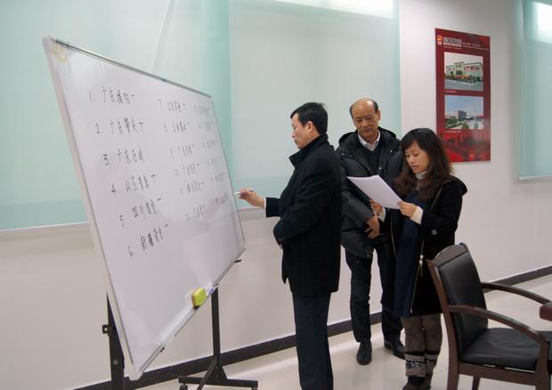 图10、企业副总欧家瑞亲自监督评选记票