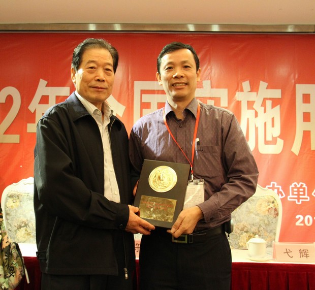 5、全国用户委员会主任弋辉（左）与91免费版视频市场总监霍达炎合影