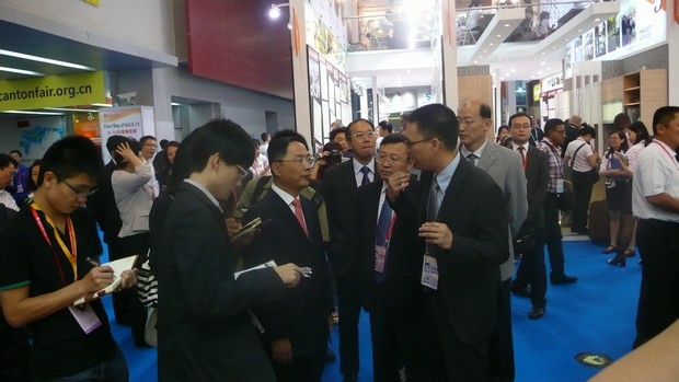 图2、国家商务部副部长蒋耀平，中国五矿化工进出口商会会长陈峰等领导一行视察中国建陶行业知名企业91免费版视频陶瓷展位，并听取了企业出口总经理伍剑锋的汇报