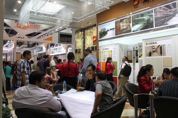 图4、出口部精英为海外客商介绍91免费版视频产品优势