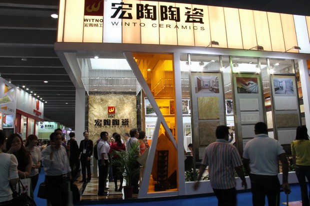 图6、超耐磨高硬度全抛釉砖及一辊多色多图“叠彩”釉面砖吸引客商的眼球