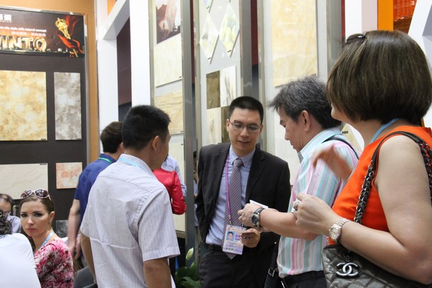 图7、企业出口总经理伍剑锋（中）与海外客商洽谈