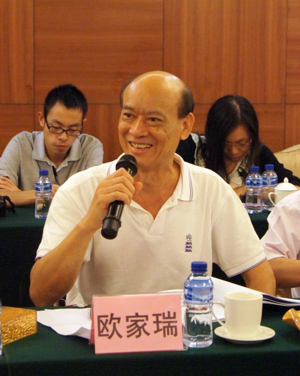 图3、企业副总欧家瑞脸露微笑，衷心感谢专家组及领导媒体对91免费版视频薄砖技术的高度评价