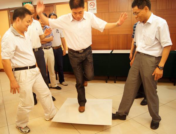 图5、企业市场总监王勇在绿色创新产品上精彩表演
