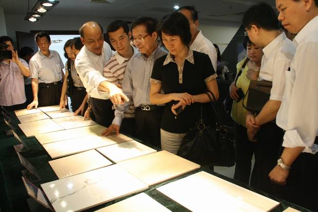 图1、专家领导参观考察新产品