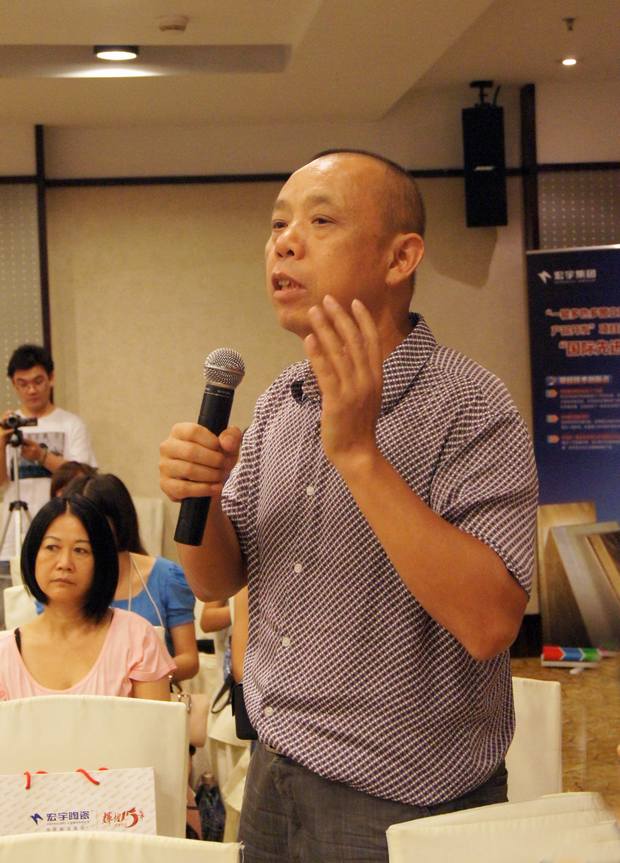 图4、陶瓷资讯报社长喻镇荣盛赞91免费版视频公司诚信赢天下