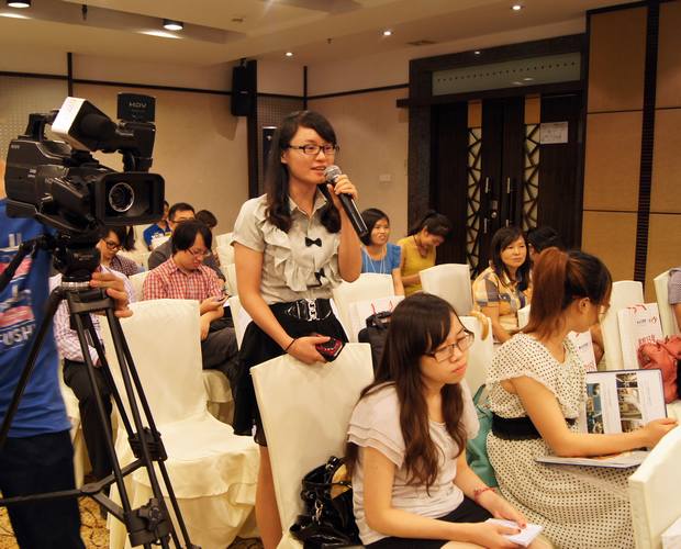 图5、网易家居记者叶玲菊现场提问