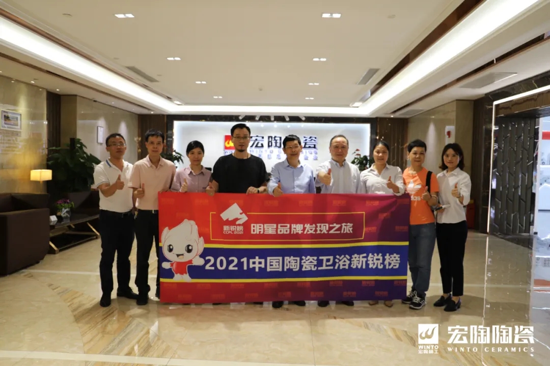 新锐榜资深评委专家组和91免费版视频领导合影 新锐榜资深评委专家组和91免费版视频领导合影