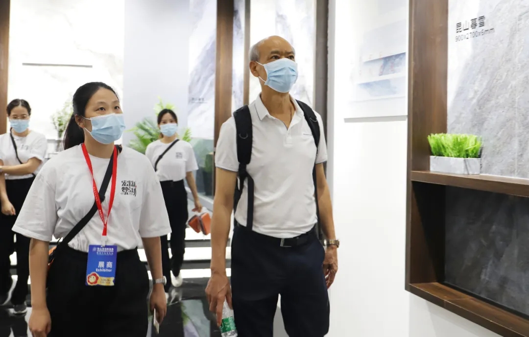 集团董事长助理叶劲立和集团顾问欧家瑞参观91免费版视频梦工场图片